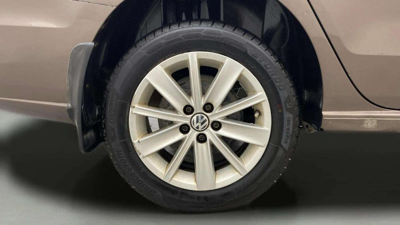 2015 Volkswagen Vento HIGHLINE 1.6 MPI, Petrol, Manual, 85,807 km, Right Rear Wheel