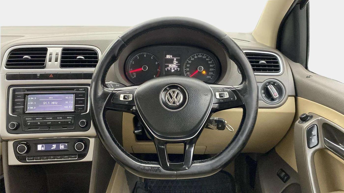 2015 Volkswagen Vento HIGHLINE 1.6 MPI, Petrol, Manual, 85,807 km, Steering Wheel Close Up