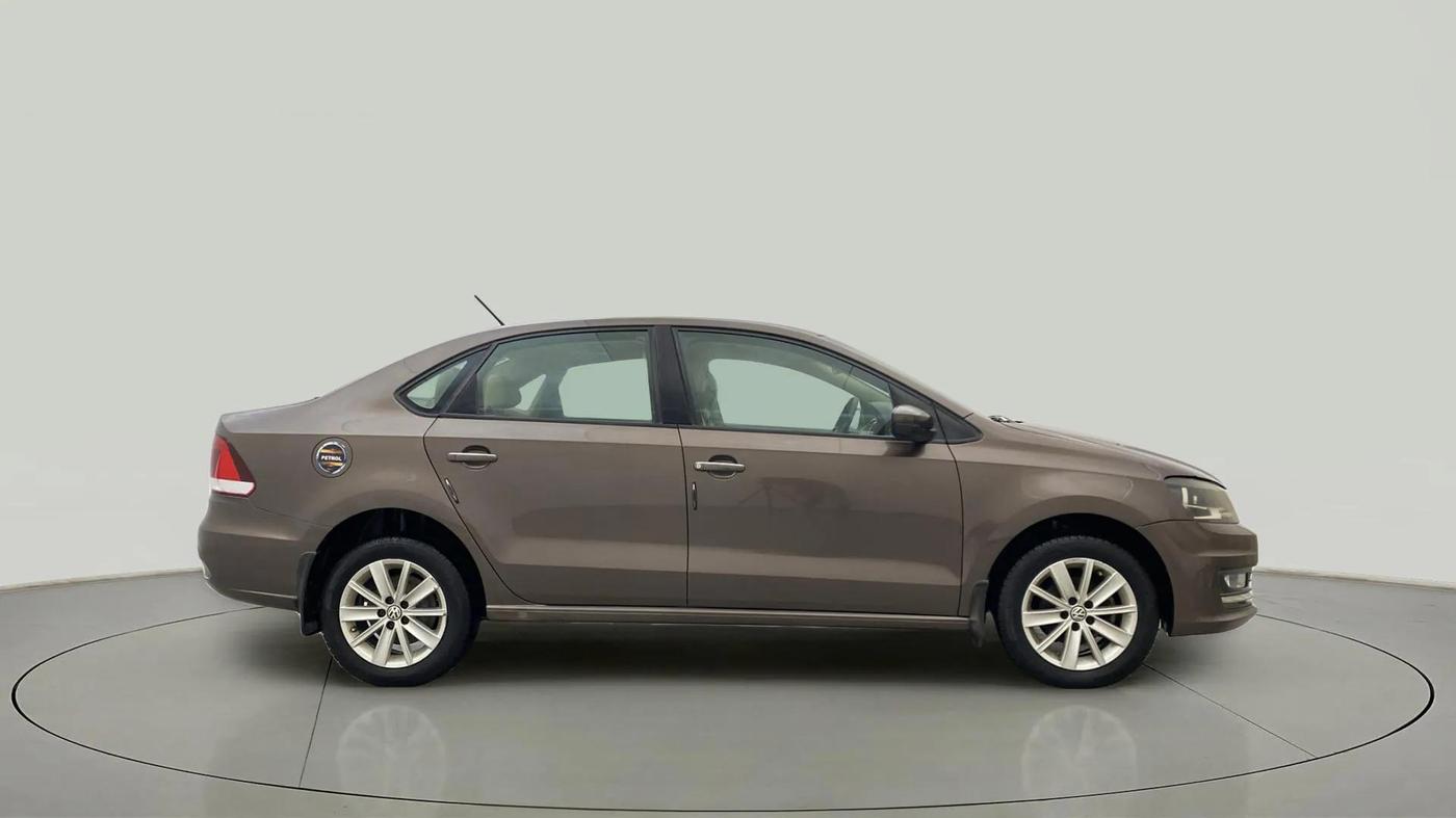 2015 Volkswagen Vento HIGHLINE 1.6 MPI, Petrol, Manual, 85,807 km, Right Side View