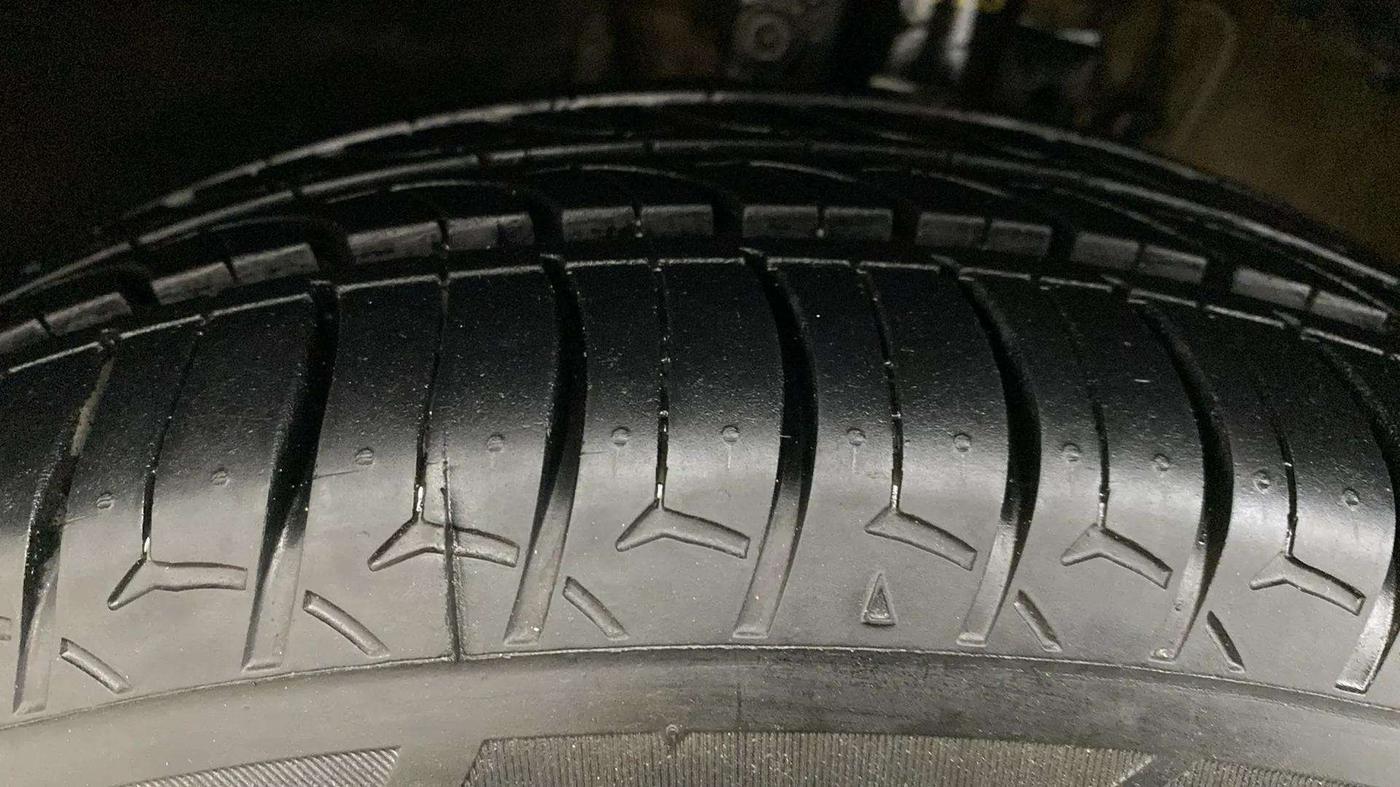 2015 Volkswagen Vento HIGHLINE 1.6 MPI, Petrol, Manual, 85,807 km, Left Front Tyre Tread