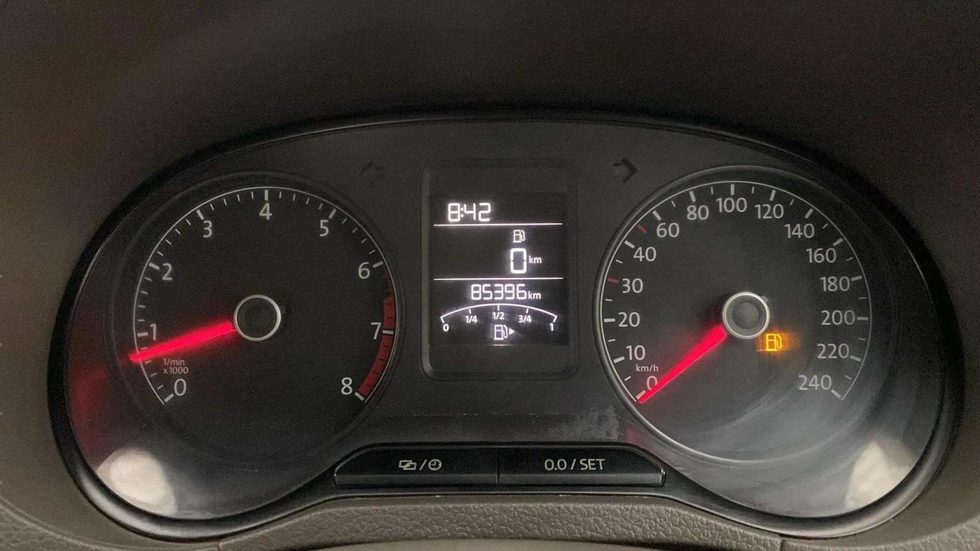 2015 Volkswagen Vento HIGHLINE 1.6 MPI, Petrol, Manual, 85,807 km, Odometer Image