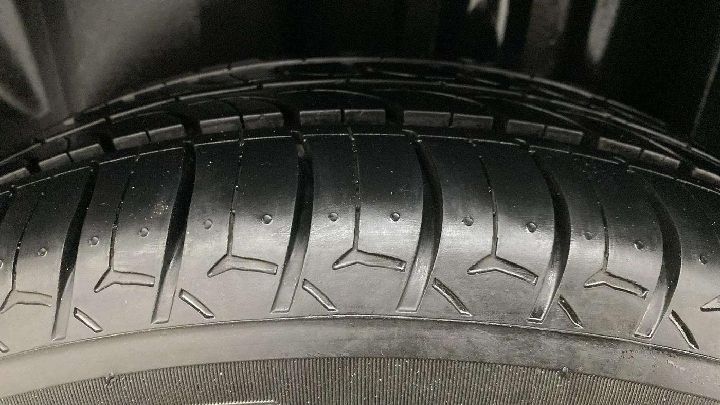 2015 Volkswagen Vento HIGHLINE 1.6 MPI, Petrol, Manual, 85,807 km, Left Rear Tyre Tread