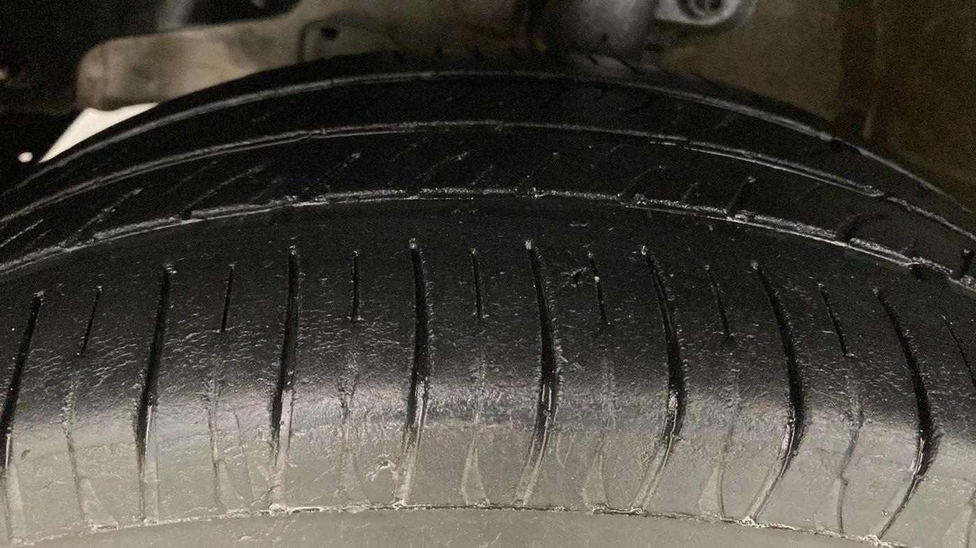 2019 Mahindra Kuv100 K2 TRIP CNG, CNG, Manual, 69,726 km, Left Front Tyre Tread