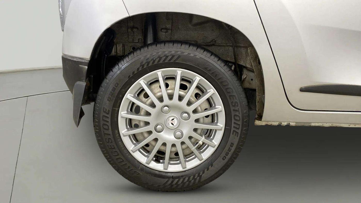 2019 Mahindra Kuv100 K2 TRIP CNG, CNG, Manual, 69,726 km, Right Rear Wheel
