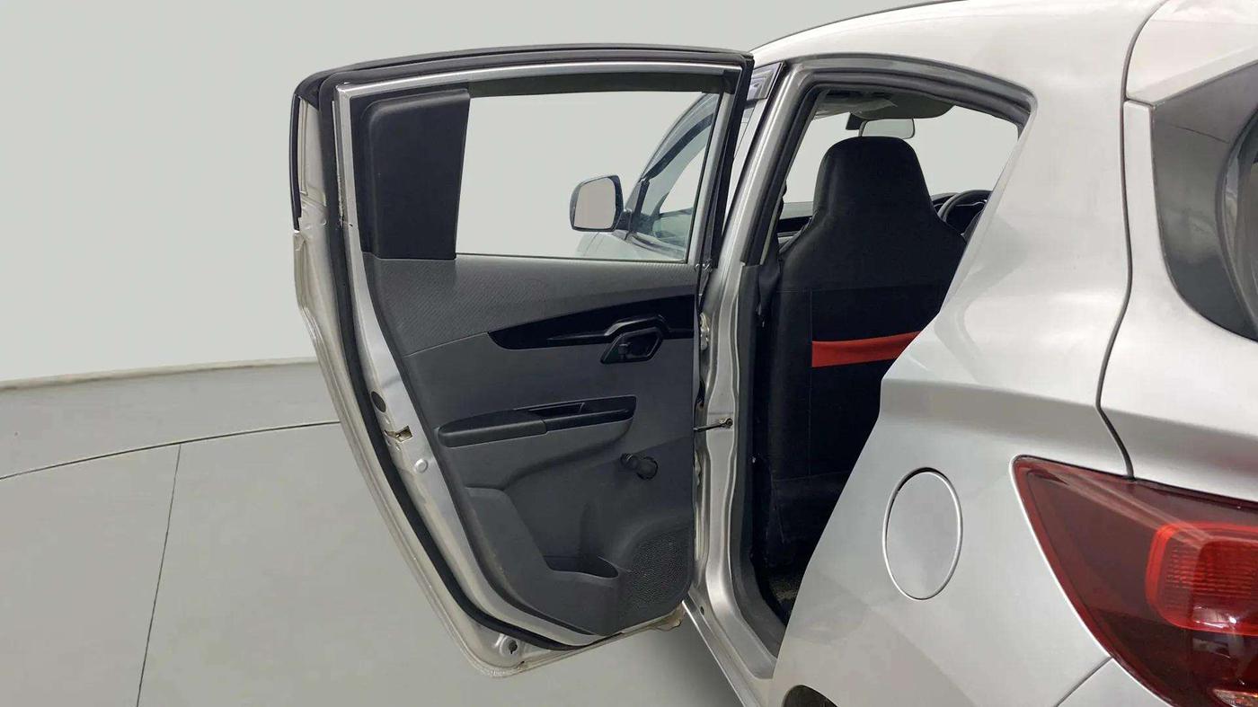 2019 Mahindra Kuv100 K2 TRIP CNG, CNG, Manual, 69,726 km, LHS Rear Door