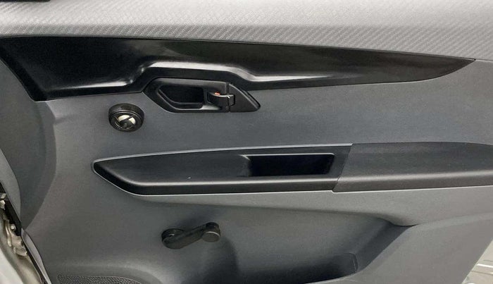 2019 Mahindra Kuv100 K2 TRIP CNG, CNG, Manual, 69,275 km, Driver Side Door Panels Control