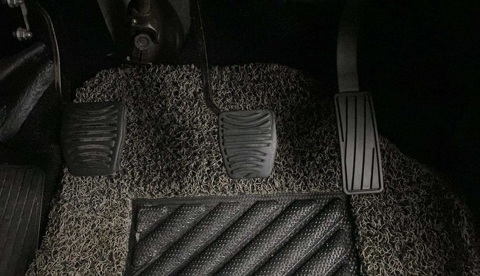 2019 Mahindra Kuv100 K2 TRIP CNG, CNG, Manual, 69,275 km, Pedals
