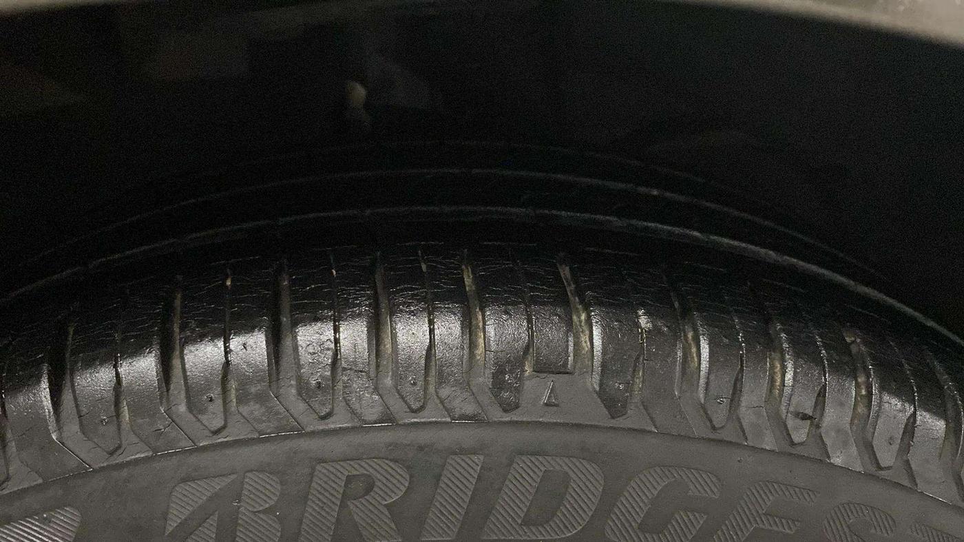 2020 Maruti Dzire ZXI AMT, Petrol, Automatic, 15,756 km, Right Front Tyre Tread