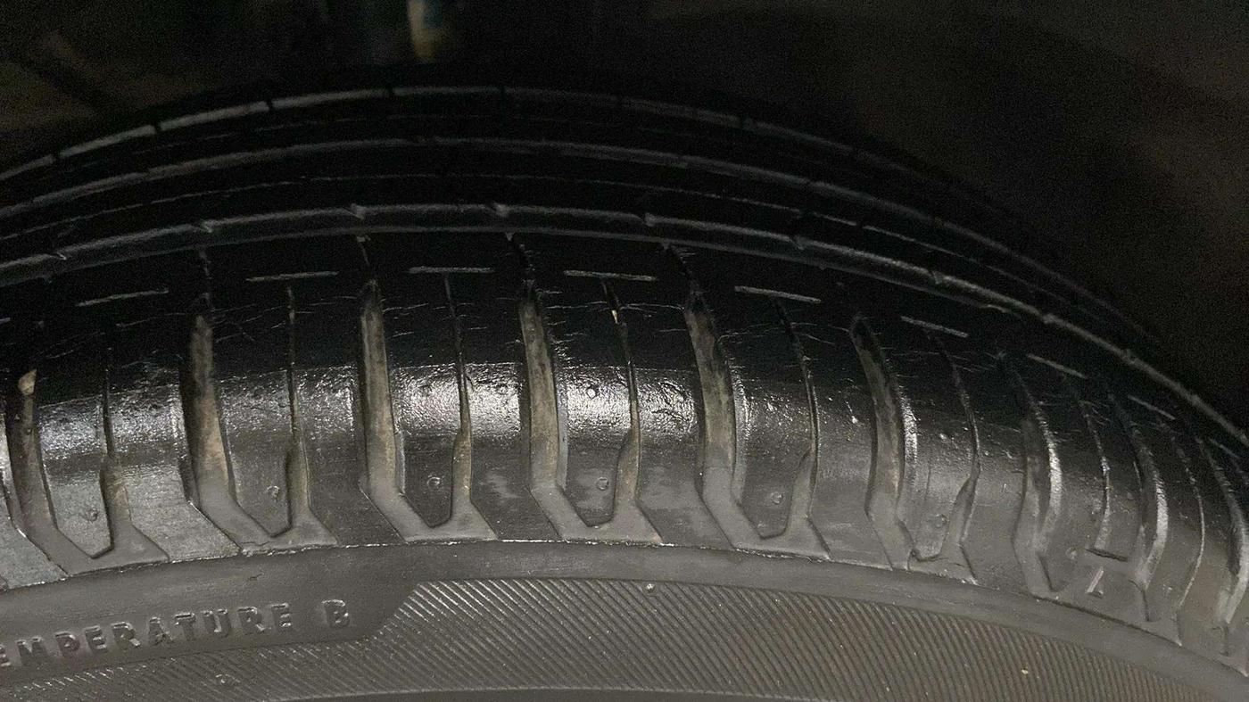 2020 Maruti Dzire ZXI AMT, Petrol, Automatic, 15,756 km, Left Front Tyre Tread