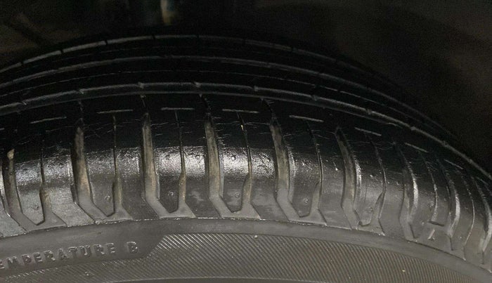 2020 Maruti Dzire ZXI AMT, Petrol, Automatic, 15,664 km, Left Front Tyre Tread