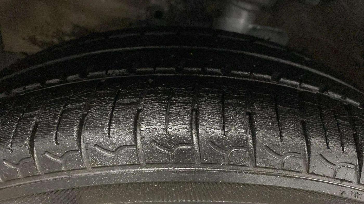 2017 Maruti Celerio VXI (O) CNG, CNG, Manual, 79,787 km, Left Front Tyre Tread