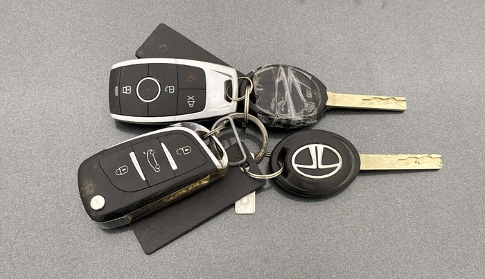 2023 Tata PUNCH PURE MT, Petrol, Manual, 27,253 km, Key Close Up