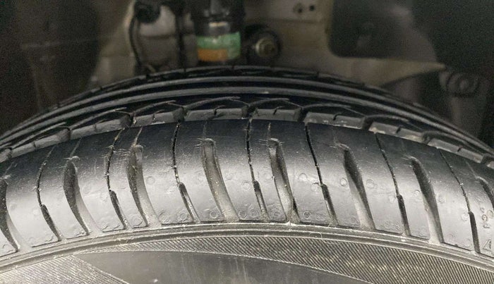 2014 Honda Brio V MT, Petrol, Manual, 24,291 km, Right Front Tyre Tread