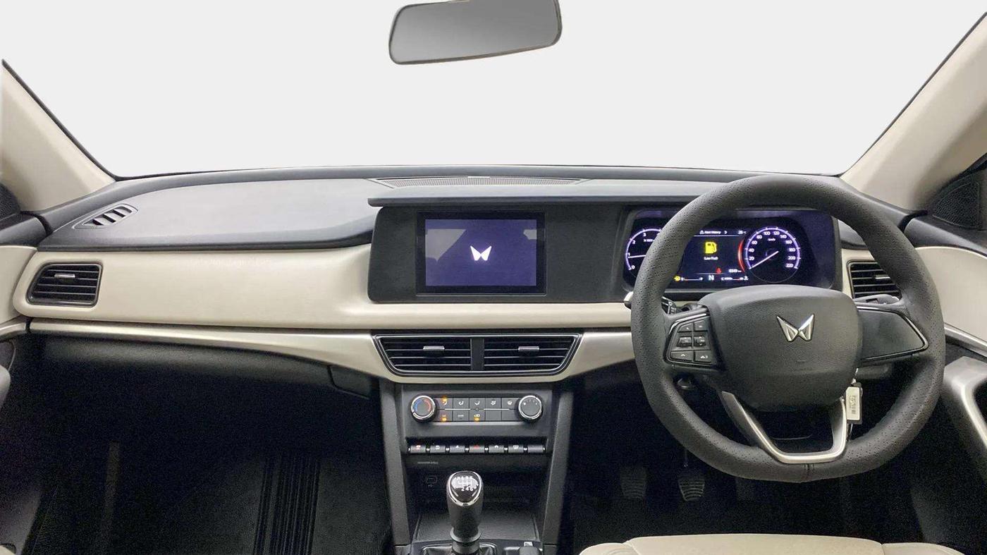 2023 Mahindra XUV700 MX P MT 5 STR, Petrol, Manual, 8,552 km, Dashboard