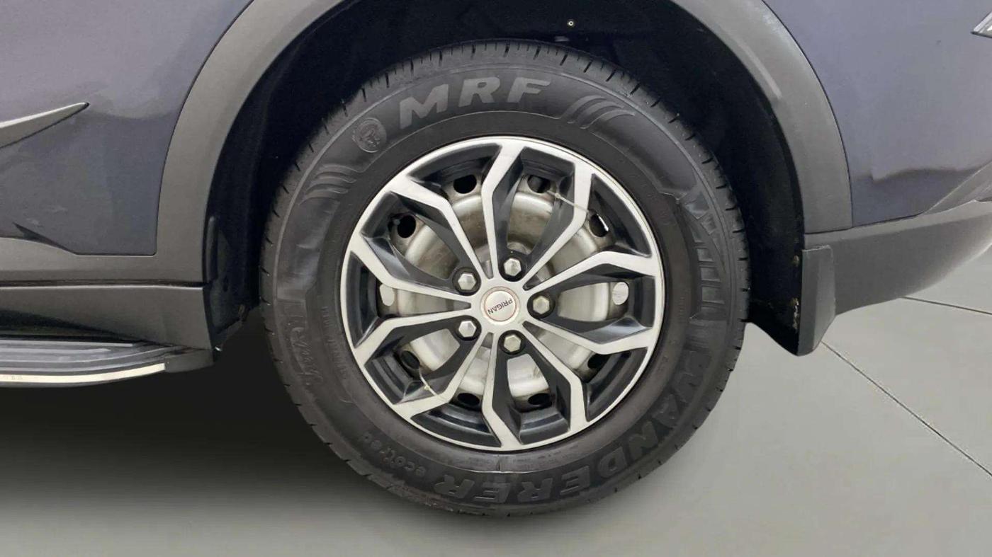 2023 Mahindra XUV700 MX P MT 5 STR, Petrol, Manual, 8,552 km, Left Rear Wheel
