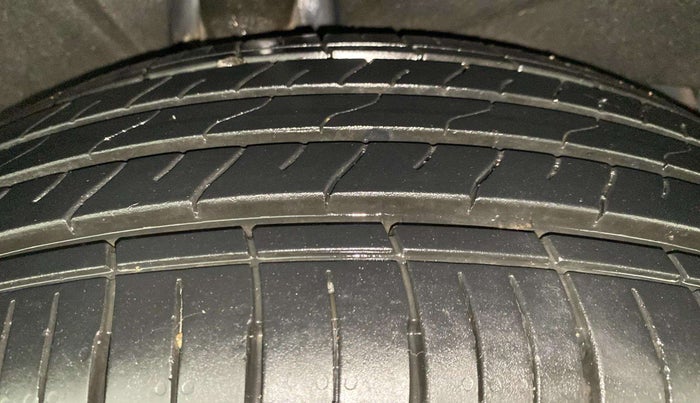 2023 Mahindra XUV700 MX P MT 5 STR, Petrol, Manual, 8,339 km, Right Rear Tyre Tread