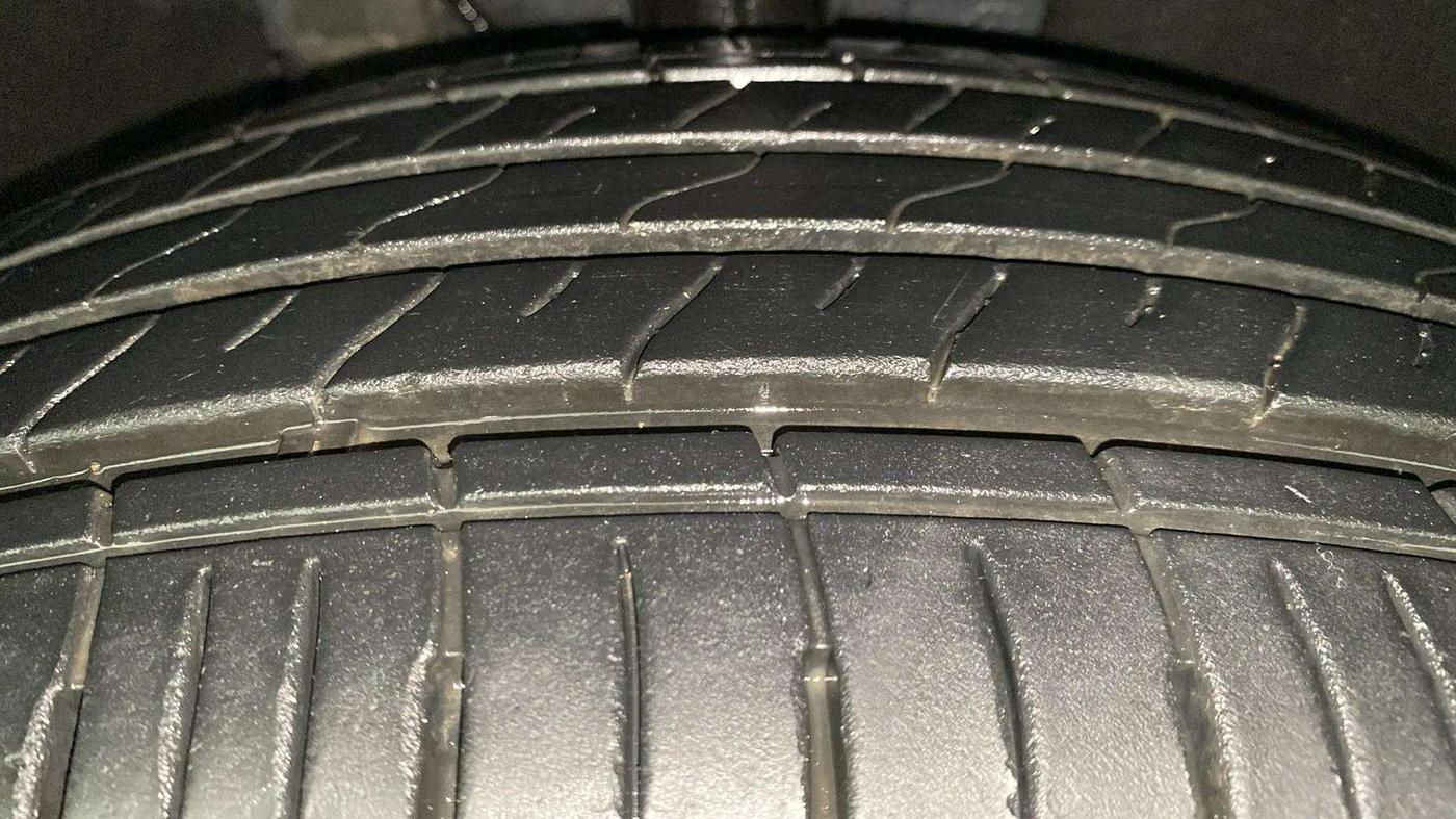 2023 Mahindra XUV700 MX P MT 5 STR, Petrol, Manual, 8,552 km, Right Front Tyre Tread
