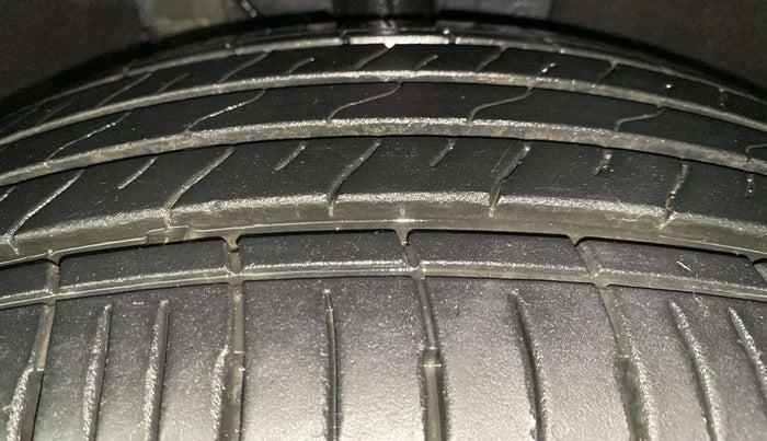 2023 Mahindra XUV700 MX P MT 5 STR, Petrol, Manual, 8,339 km, Right Front Tyre Tread