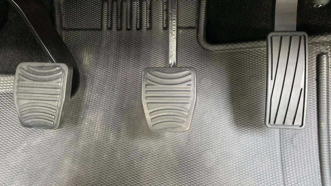 2023 Mahindra XUV700 MX P MT 5 STR, Petrol, Manual, 8,552 km, Pedals
