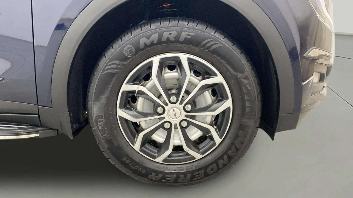 2023 Mahindra XUV700 MX P MT 5 STR, Petrol, Manual, 8,552 km, Right Front Wheel
