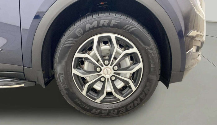 2023 Mahindra XUV700 MX P MT 5 STR, Petrol, Manual, 8,339 km, Right Front Wheel