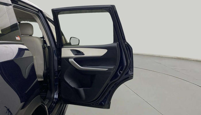 2023 Mahindra XUV700 MX P MT 5 STR, Petrol, Manual, 8,339 km, RHS Rear Door