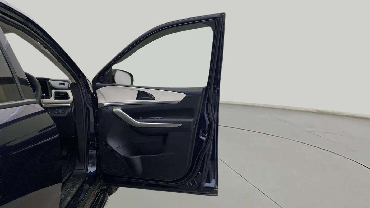 2023 Mahindra XUV700 MX P MT 5 STR, Petrol, Manual, 8,552 km, RHS Front Door