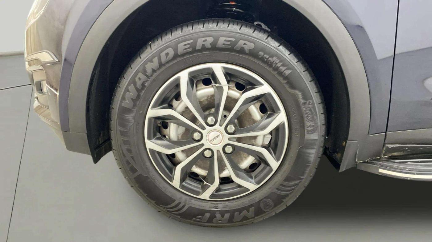 2023 Mahindra XUV700 MX P MT 5 STR, Petrol, Manual, 8,552 km, Left Front Wheel