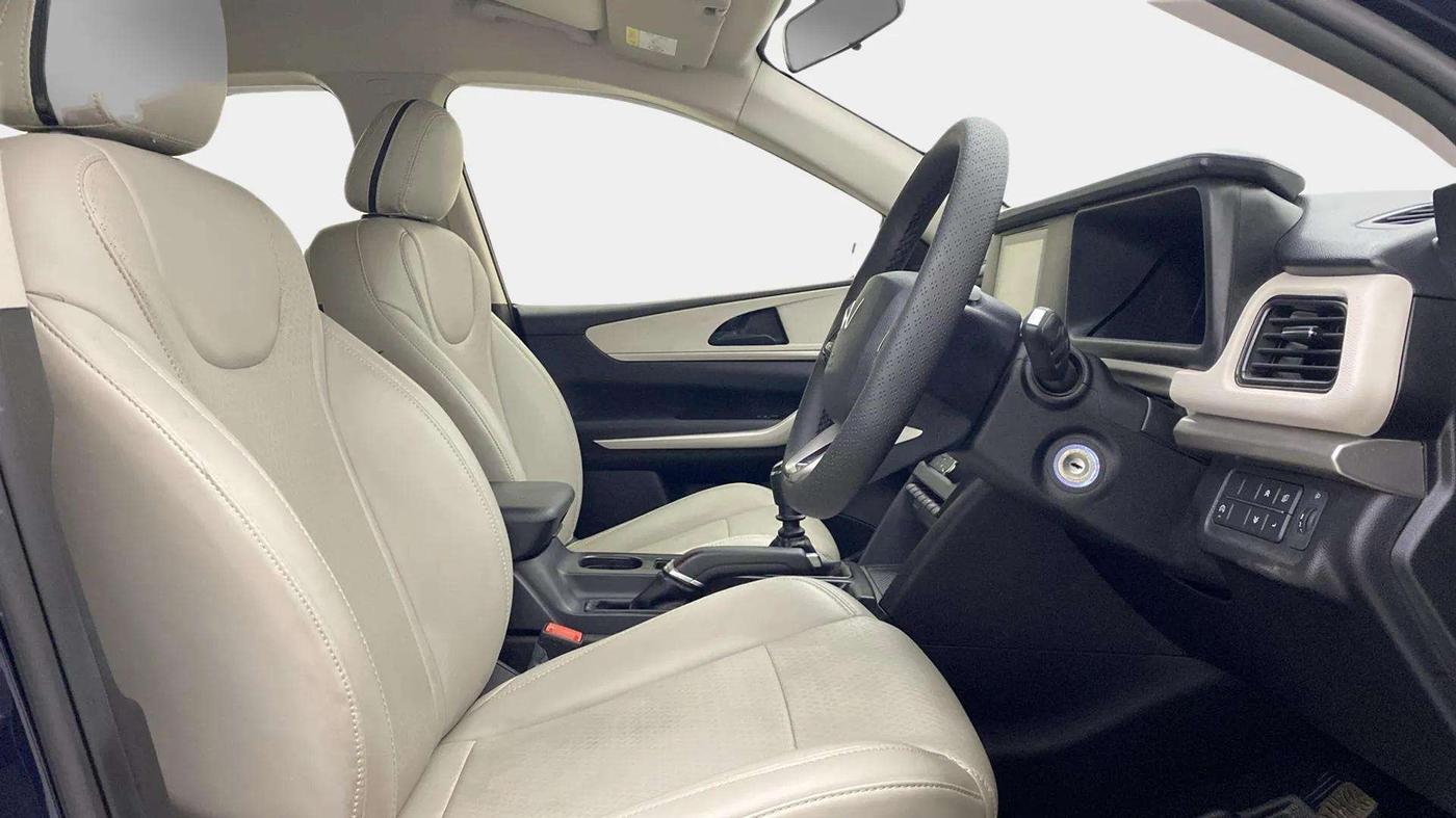 2023 Mahindra XUV700 MX P MT 5 STR, Petrol, Manual, 8,552 km, Right Side Front Door Cabin