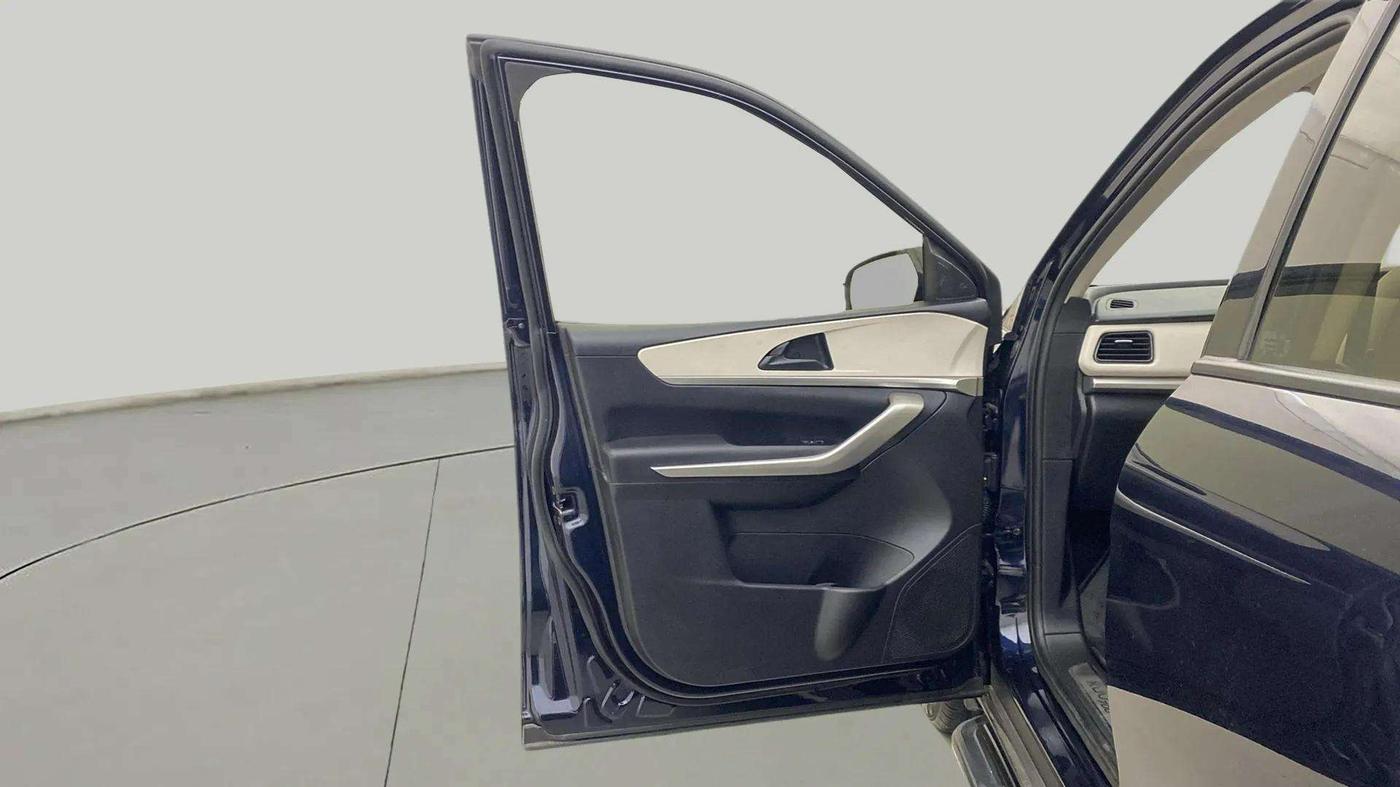 2023 Mahindra XUV700 MX P MT 5 STR, Petrol, Manual, 8,552 km, LHS Front Door