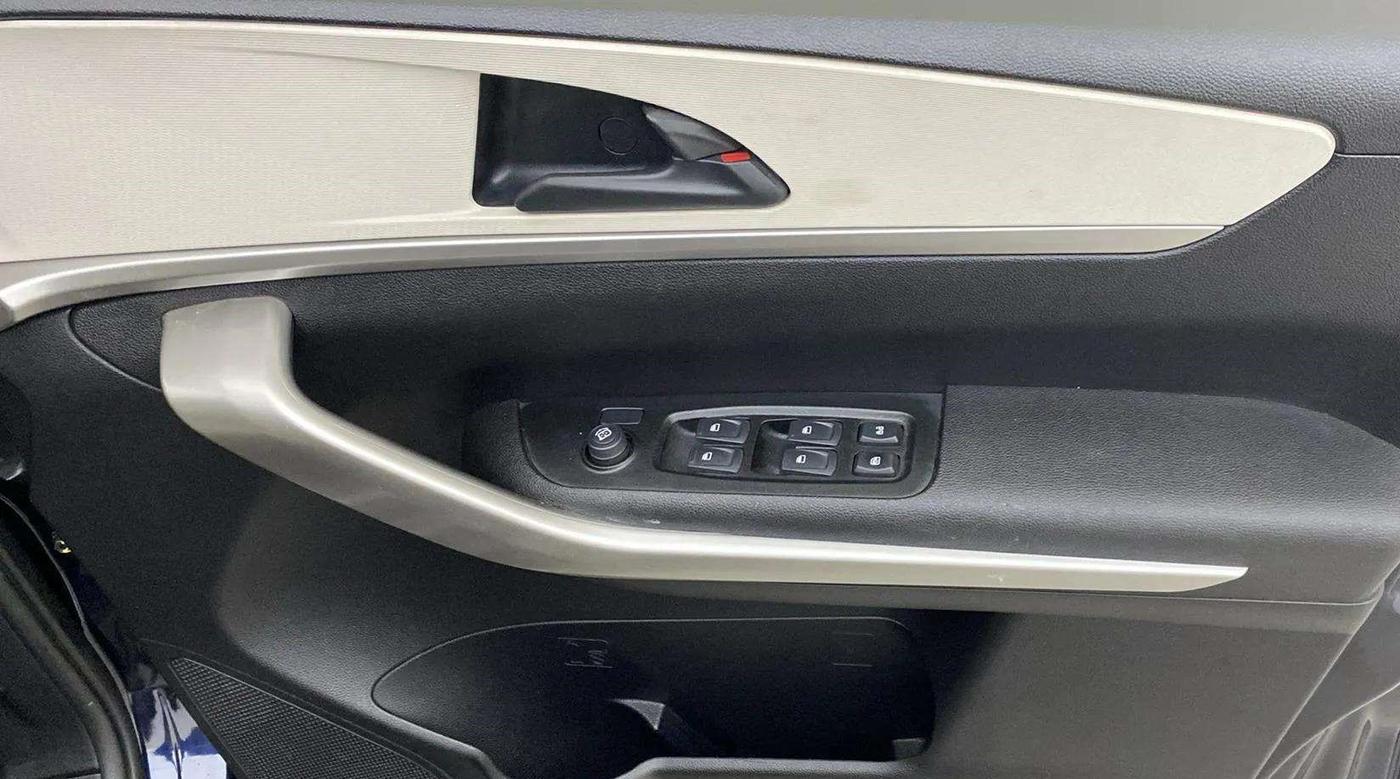 2023 Mahindra XUV700 MX P MT 5 STR, Petrol, Manual, 8,552 km, Driver Side Door Panels Control