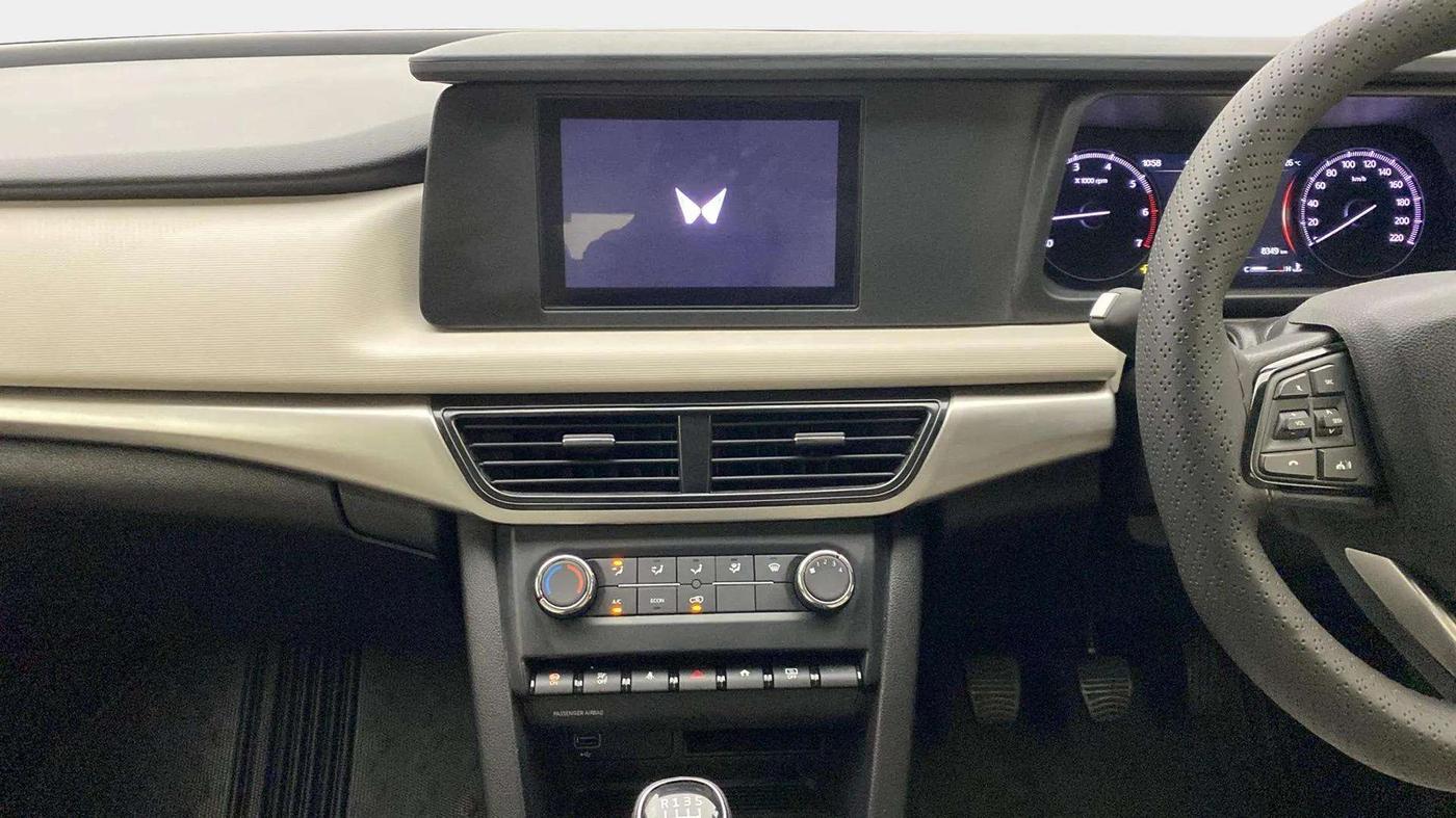 2023 Mahindra XUV700 MX P MT 5 STR, Petrol, Manual, 8,552 km, Air Conditioner