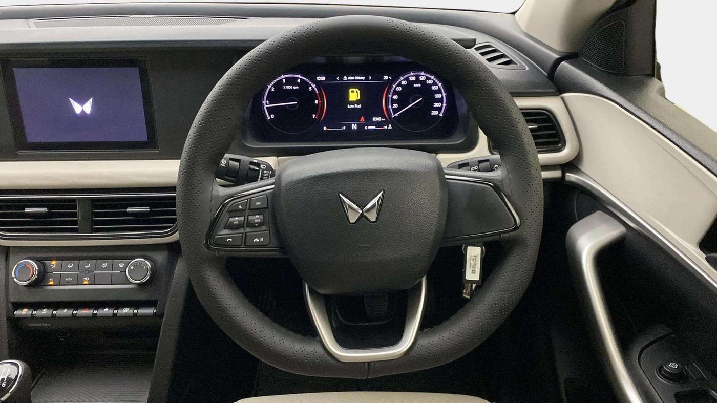 2023 Mahindra XUV700 MX P MT 5 STR, Petrol, Manual, 8,552 km, Steering Wheel Close Up