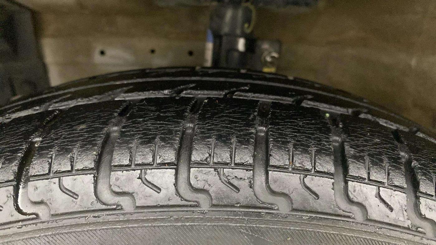 2016 Maruti Swift VXI, Petrol, Manual, 39,570 km, Left Front Tyre Tread