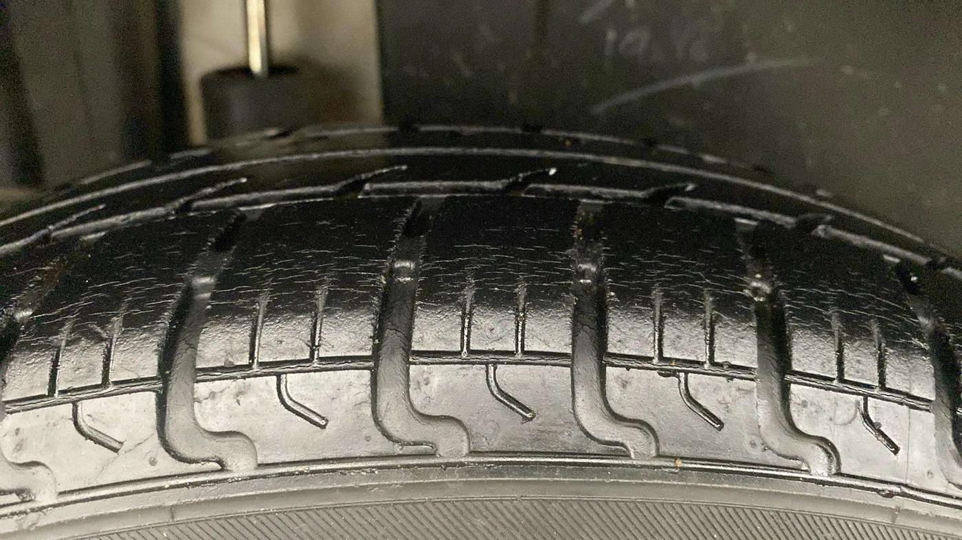 2016 Maruti Swift VXI, Petrol, Manual, 39,570 km, Right Rear Tyre Tread