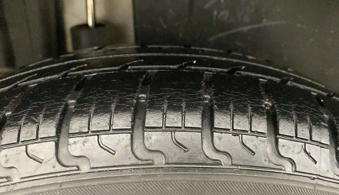 2016 Maruti Swift VXI, Petrol, Manual, 39,570 km, Right Rear Tyre Tread