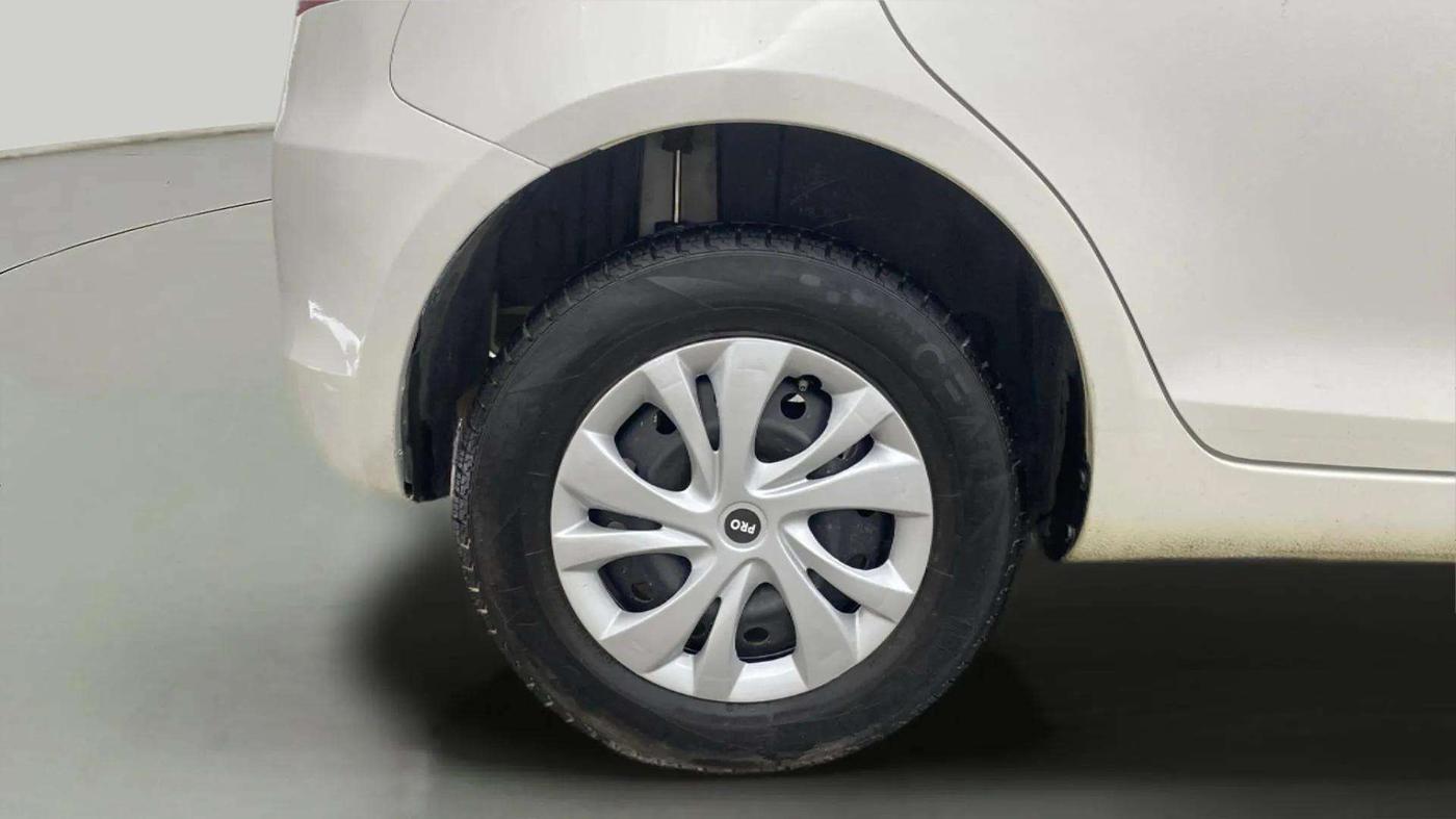2016 Maruti Swift VXI, Petrol, Manual, 39,570 km, Right Rear Wheel