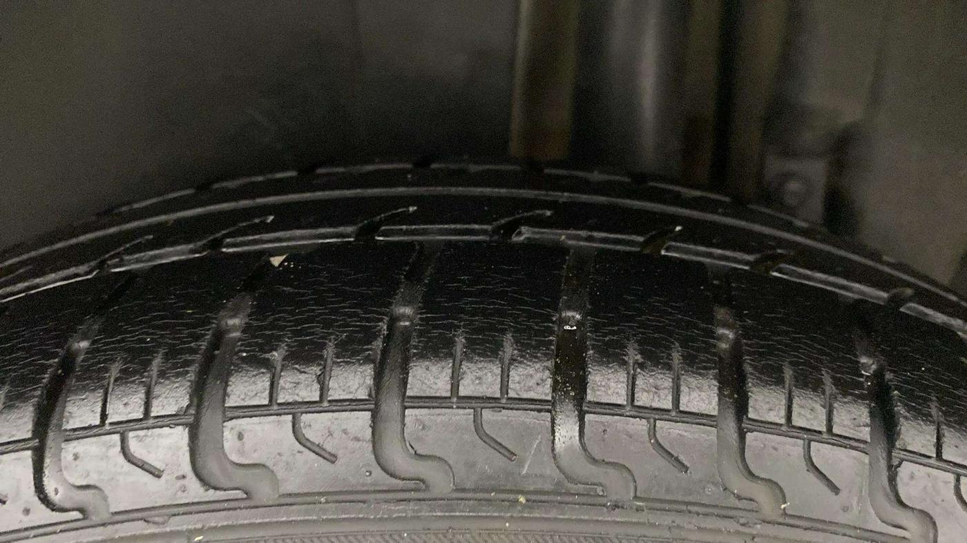 2016 Maruti Swift VXI, Petrol, Manual, 39,570 km, Left Rear Tyre Tread