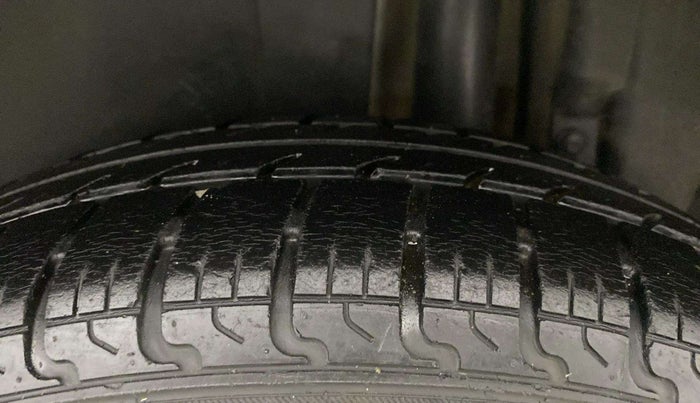 2016 Maruti Swift VXI, Petrol, Manual, 39,570 km, Left Rear Tyre Tread