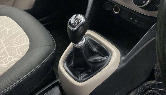 2015 Hyundai Grand i10 ASTA (O) 1.2 KAPPA VTVT, Petrol, Manual, 40,283 km, Gear lever - Knob has minor damage