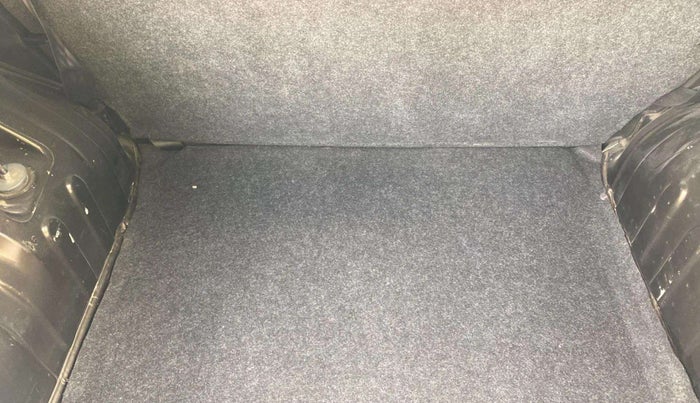 2017 Renault Kwid RXT 1.0 AMT, Petrol, Automatic, 54,420 km, Dicky (Boot door) - Tool missing