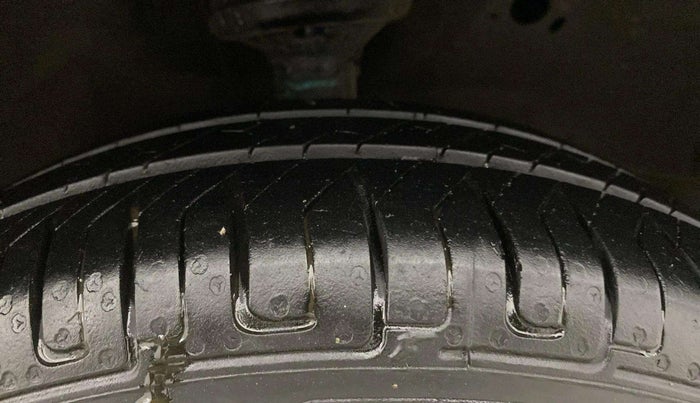 2016 Maruti Wagon R 1.0 VXI AMT, Petrol, Automatic, 43,565 km, Right Front Tyre Tread