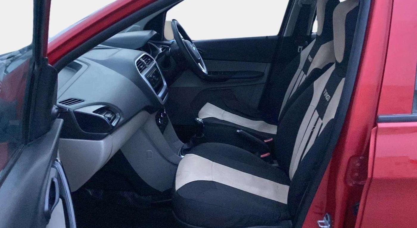 2017 Tata Tiago XM PETROL, Petrol, Manual, 32,321 km, Right Side Front Door Cabin