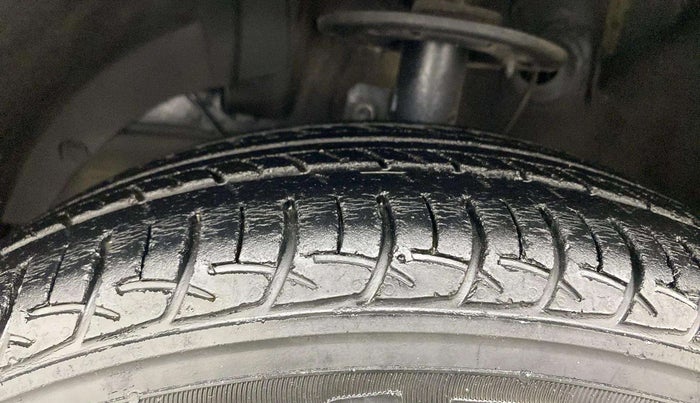 2016 Maruti Baleno DELTA PETROL 1.2, Petrol, Manual, 49,991 km, Left Front Tyre Tread
