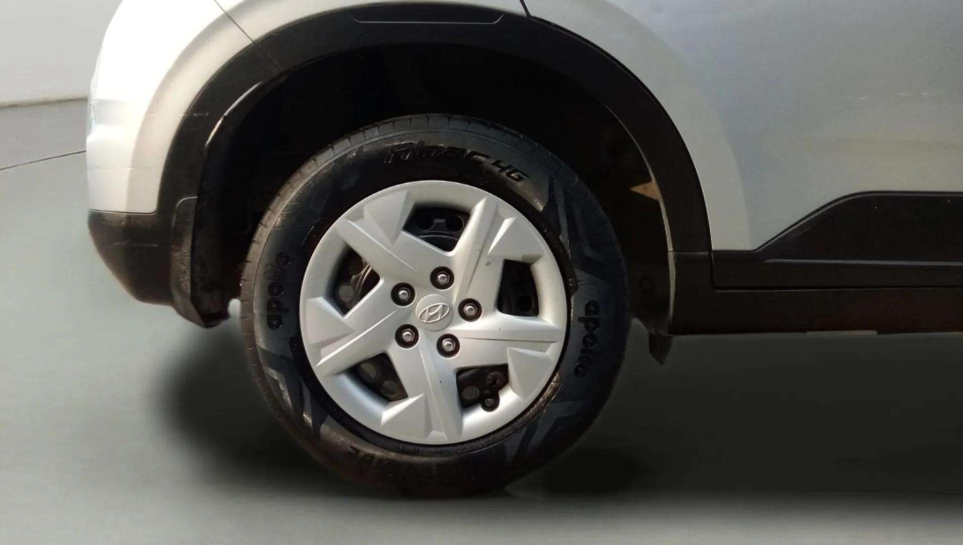 2021 Hyundai VENUE S+ 1.2, Petrol, Manual, 46,780 km, Right Rear Wheel