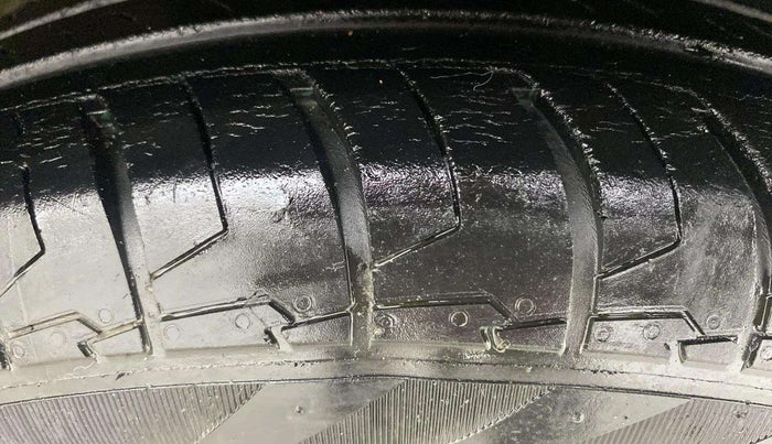 2020 Maruti Swift VXI, Petrol, Manual, 52,877 km, Right Front Tyre Tread