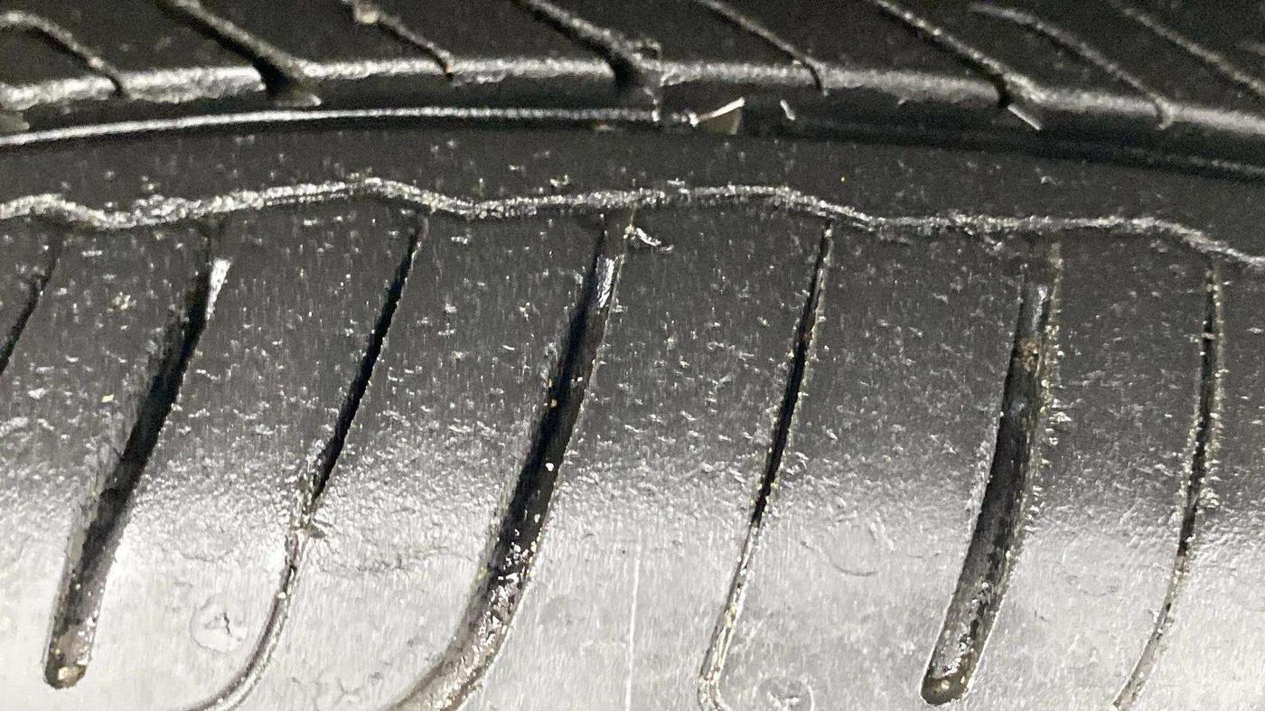 2021 Skoda KUSHAQ STYLE 1.0L TSI AT, Petrol, Automatic, 28,733 km, Left Front Tyre Tread