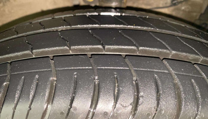 2017 Maruti Ertiga VXI, Petrol, Manual, 27,099 km, Right Front Tyre Tread
