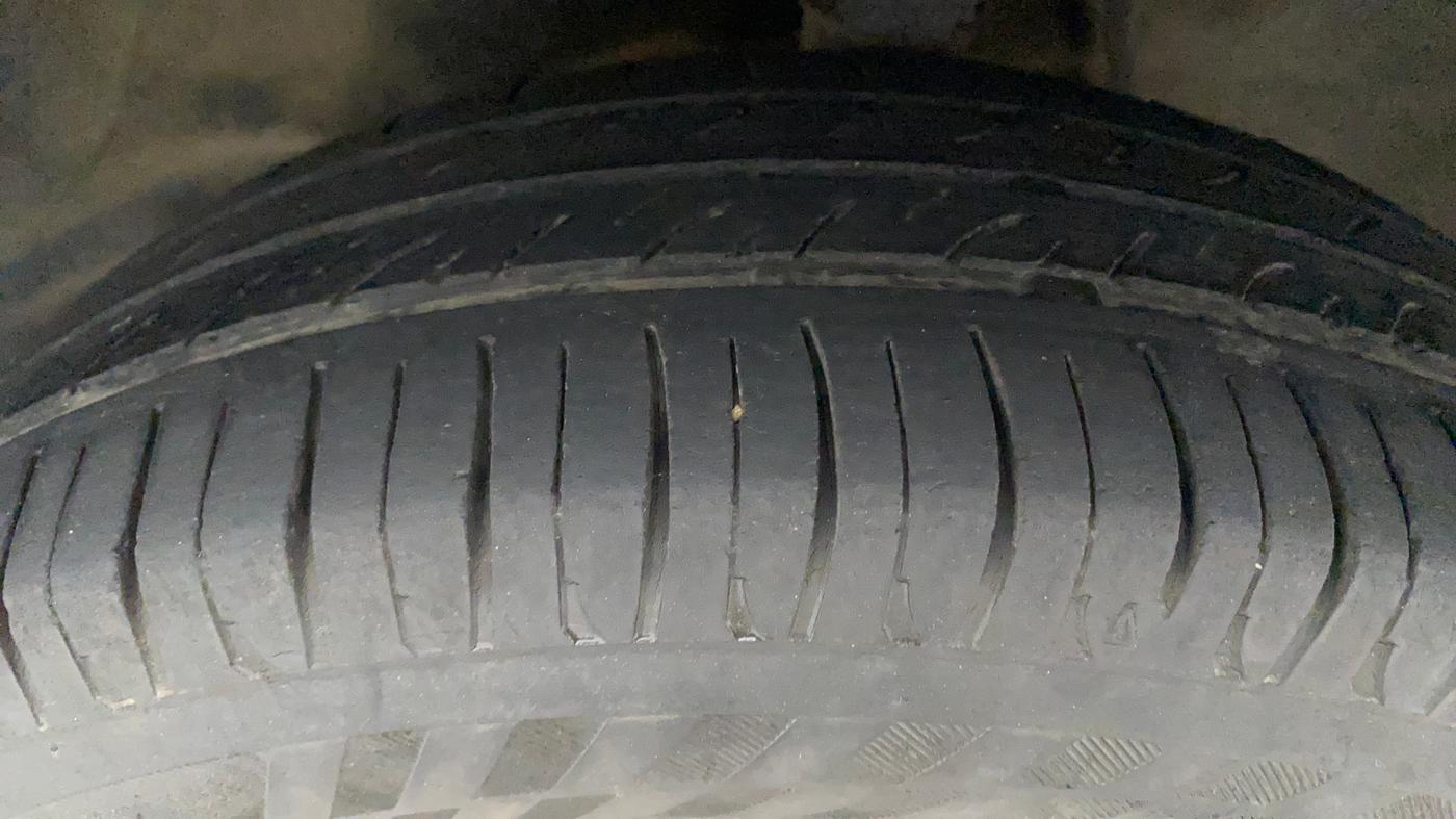 2016 Maruti Alto K10 VXI (O), Petrol, Manual, 97,021 km, Left Front Tyre Tread