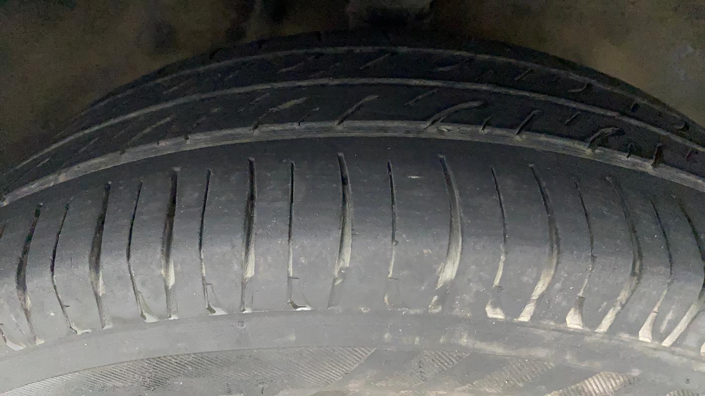 2016 Maruti Alto K10 VXI (O), Petrol, Manual, 97,021 km, Right Front Tyre Tread